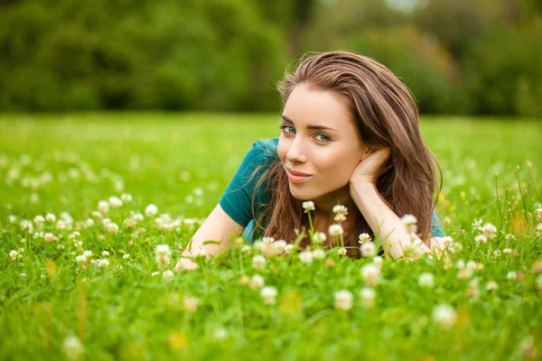 Güzel genç Mavi Jeans saçlı kadın kahverengi 