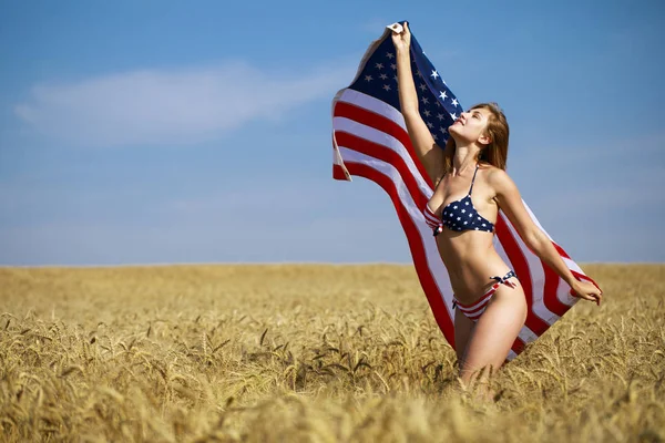 Сексуальна жінка в бікіні з американським прапором — стокове фото