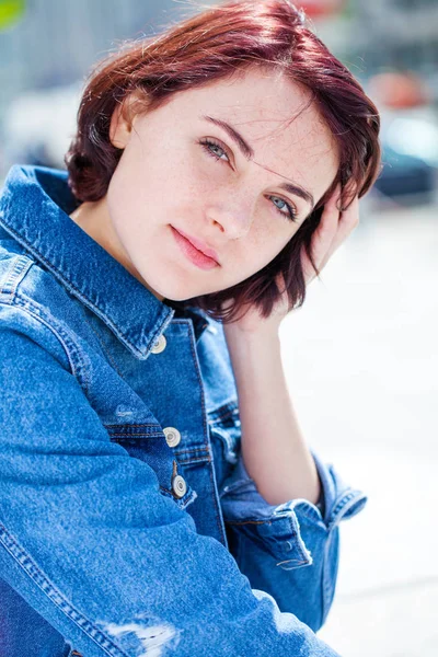 Portrait close up of young beautiful brunette woman — Stock Photo, Image