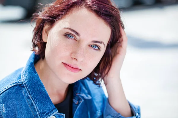 Portre yakın çekim genç güzel esmer kadın