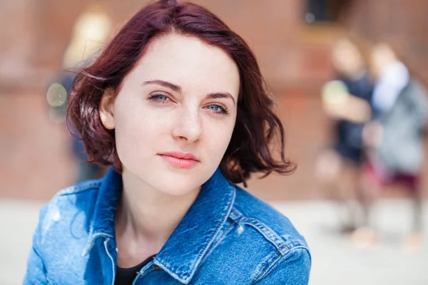 Portre yakın çekim genç güzel esmer kadın