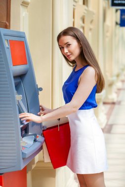 Atm de kredi kartından para çekme mutlu esmer kadın 