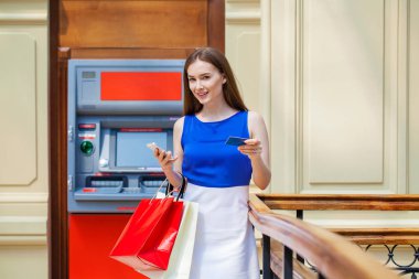 Atm de kredi kartından para çekme mutlu esmer kadın 