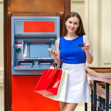 Atm de kredi kartından para çekme mutlu esmer kadın 