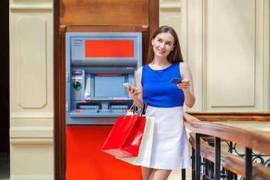 Atm de kredi kartından para çekme mutlu esmer kadın 