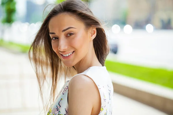 Retrato de bela jovem mulher feliz — Fotografia de Stock