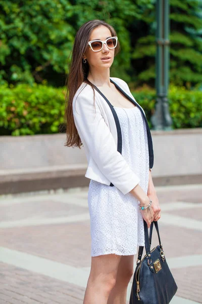 Portrait of a young beautiful brunette woman — Stock Photo, Image