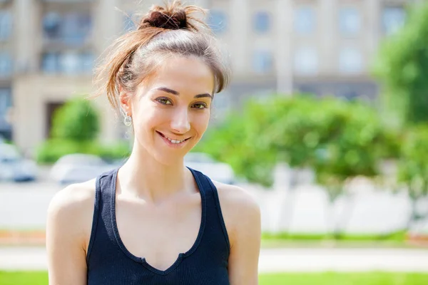 Retrato de bela jovem mulher feliz — Fotografia de Stock