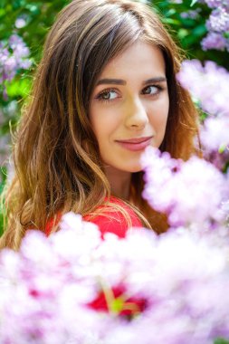 Seksi Kırmızı elbiseli güzel esmer kadın