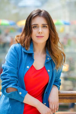 Seksi Kırmızı elbiseli güzel esmer kadın