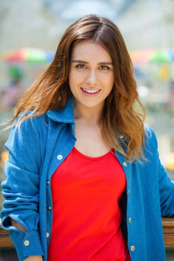 Seksi Kırmızı elbiseli güzel esmer kadın