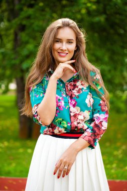 Genç esmer kadın beyaz etek