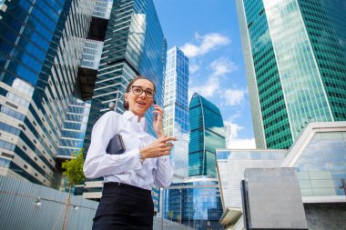 Telefon ederken genç esmer kadın