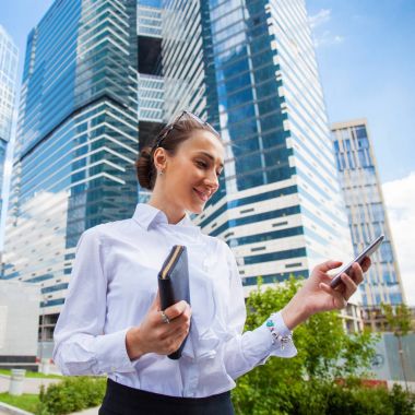 Telefon ederken genç esmer kadın