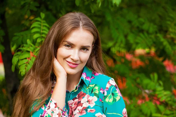 Junge brünette Frau — Stockfoto