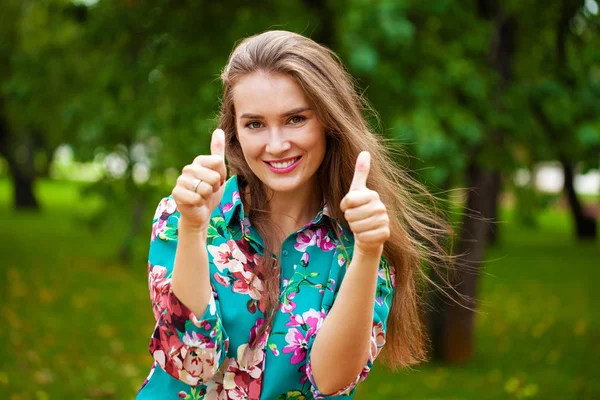 Portrait of young beautiful asian girl showing thumbs up — Stock Photo, Image