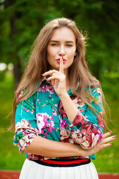 Młoda piękna brunetka kobieta ma położyć palec wskazujący usta jako sig — Zdjęcie stockowe