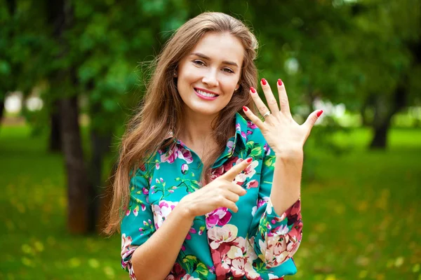 Happy krásná žena ukazuje její zásnubní prsten — Stock fotografie