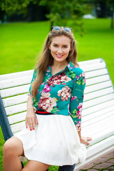 Young brunette woman — Stock Photo, Image