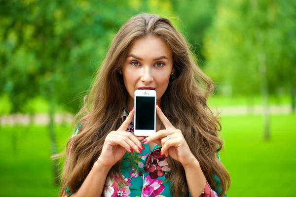 Fiatal gyönyörű lány a smartphone képernyő bemutatás — Stock Fotó