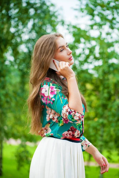 Jonge brunette vrouw bellen via de telefoon — Stockfoto