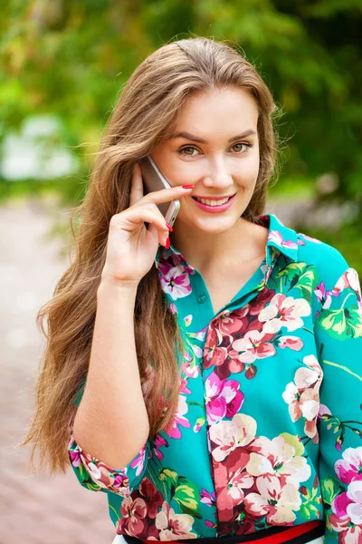 Mujer morena joven llamando por teléfono —  Fotos de Stock