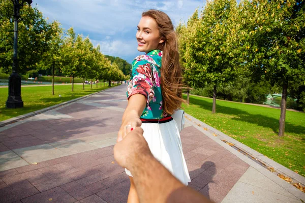 Sígueme, Hermosa joven toma la mano de un hombre — Foto de Stock