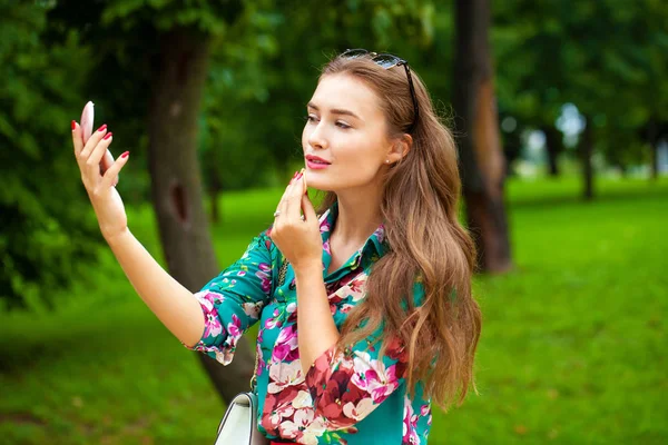 Aby se. Krásná bruneta žena — Stock fotografie