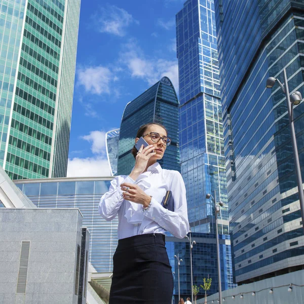 Mladá bruneta žena volá po telefonu — Stock fotografie