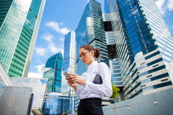 Mladá bruneta žena volá po telefonu — Stock fotografie