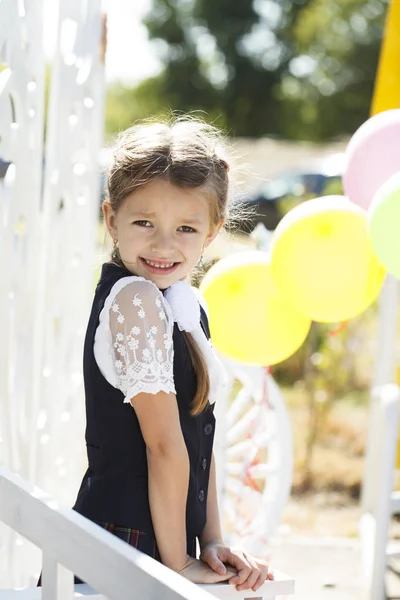 Retrato de una hermosa niña de primer grado en uniforme escolar — Foto de Stock