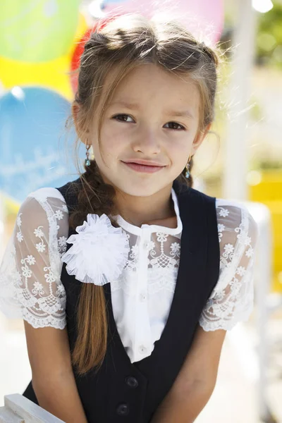 Retrato de una hermosa niña de primer grado en uniforme escolar —  Fotos de Stock