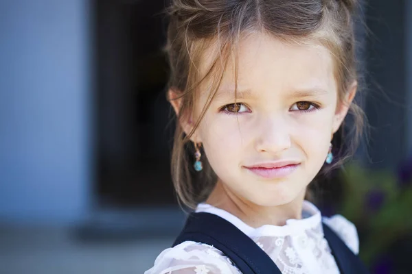 Portrait of a beautiful young little girl — Stock Photo, Image