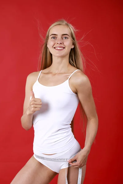 Schöne blonde Frau in weißer Fitness-Kleidung — Stockfoto