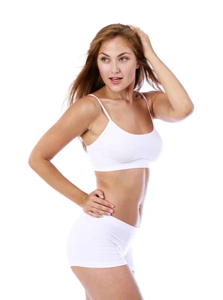 Jovem mulher loira bonita em roupas de fitness branco — Fotografia de Stock