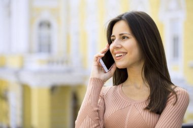 Güzel genç esmer kadın telefon ederken