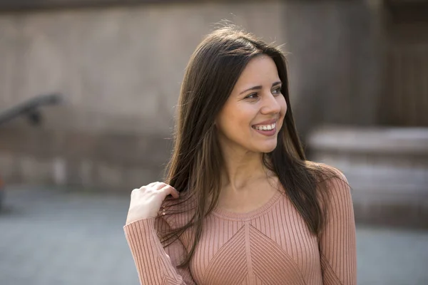 Retrato de cerca de una joven feliz sonriendo —  Fotos de Stock