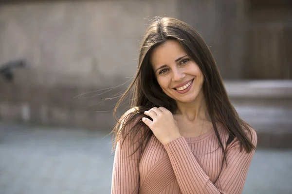 Close-up portret van een gelukkige jonge vrouw glimlachen — Stockfoto