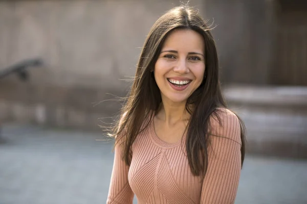 Close-up portret van een gelukkige jonge vrouw glimlachen — Stockfoto