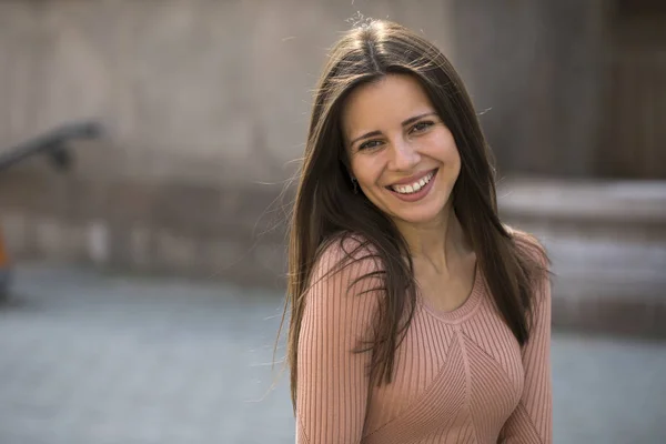 Close-up portret van een gelukkige jonge vrouw glimlachen — Stockfoto