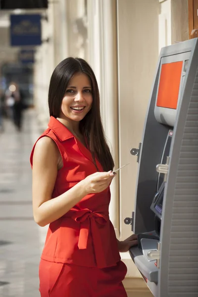 Atm에서 신용 카드에서 돈을 인출 하는 행복 한 여자 — 스톡 사진