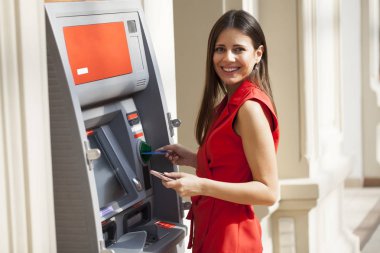 Mutlu kadın Atm de kredi kartından para çekme 