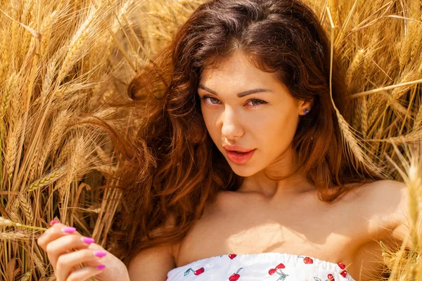 Altın buğday alan arka plan üzerinde genç kadın