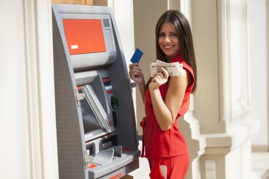 Atm de kredi kartından para çekme mutlu esmer kadın 