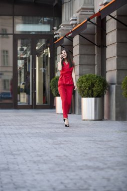 Telefon ederken genç esmer kadın 