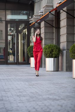 Telefon ederken genç esmer kadın 