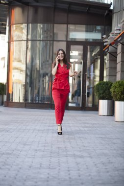 Telefon ederken genç esmer kadın 