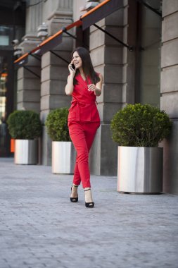 Telefon ederken genç esmer kadın 