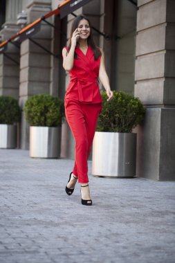 Telefon ederken genç esmer kadın 