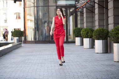 Telefon ederken genç esmer kadın 